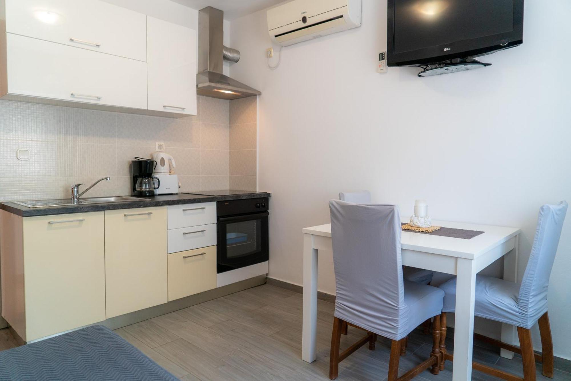 Apartments Zubcic Тисно Экстерьер фото